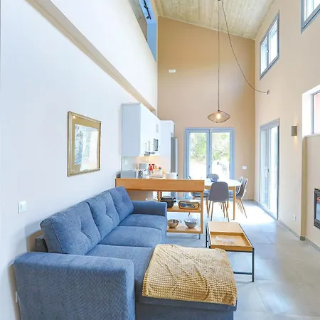 فيلة Aphrodite Pouládes